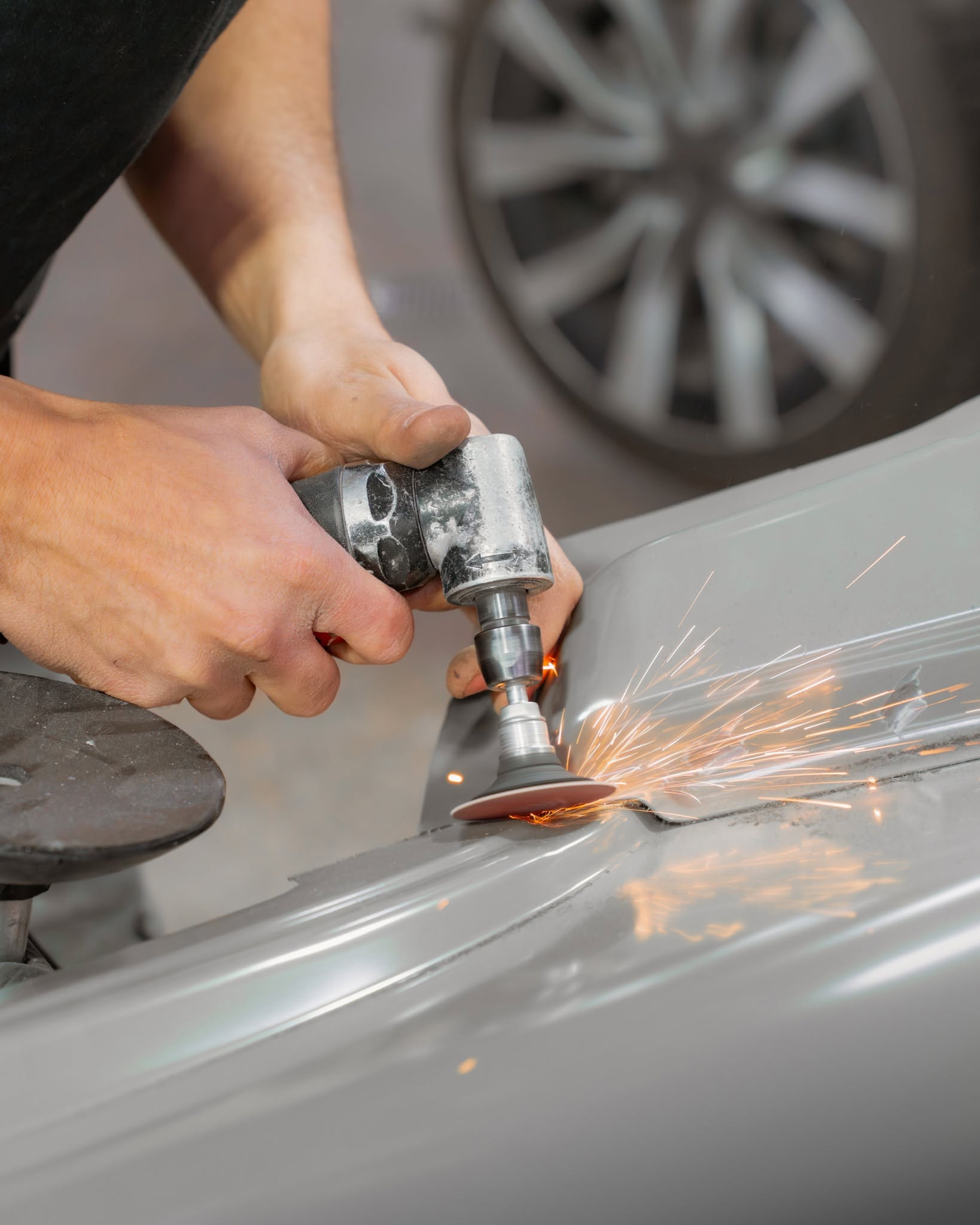 Travail manuel sur un élément de carrosserie