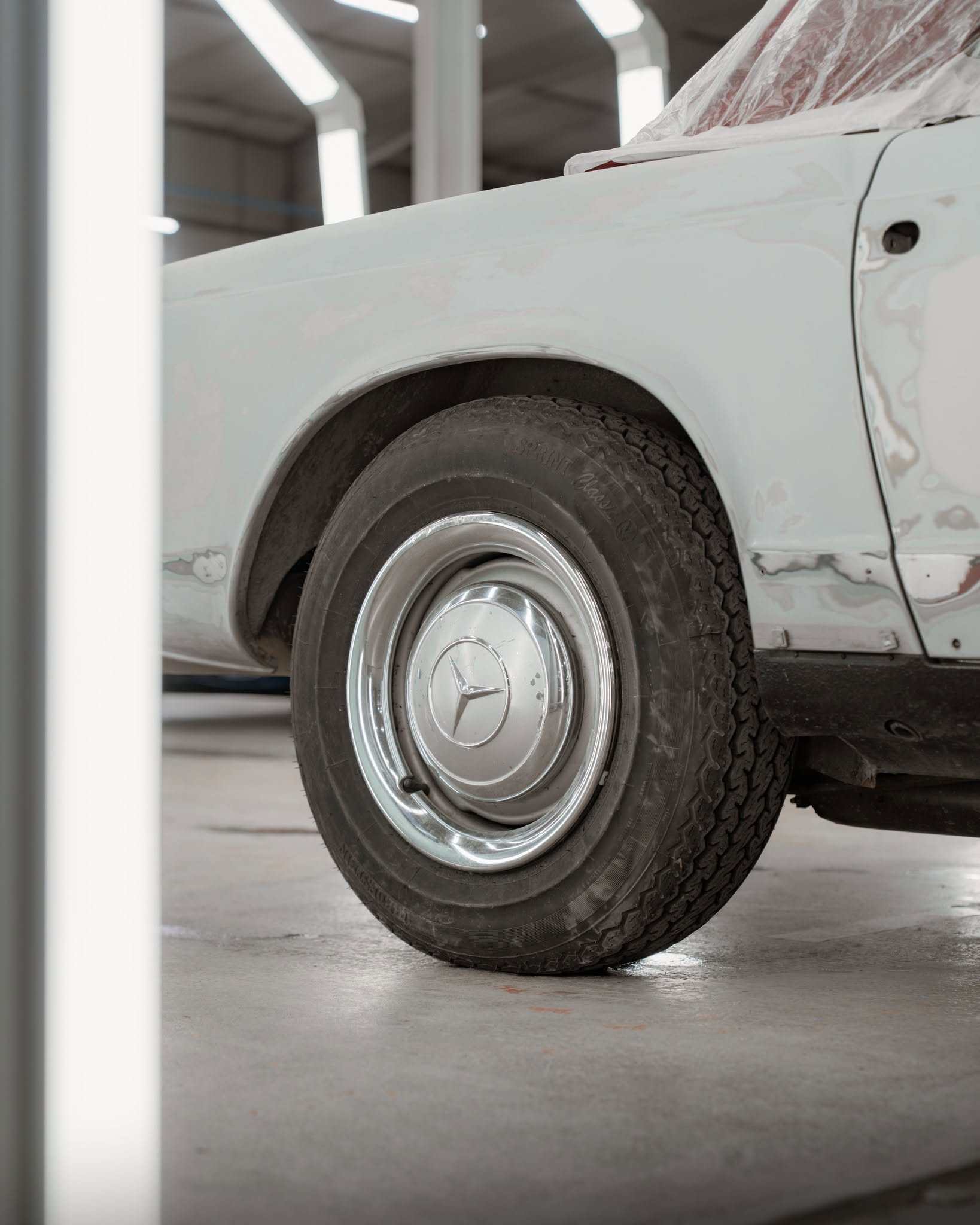 Technicien D-BOSSTECH appliquant une peinture automobile en cabine